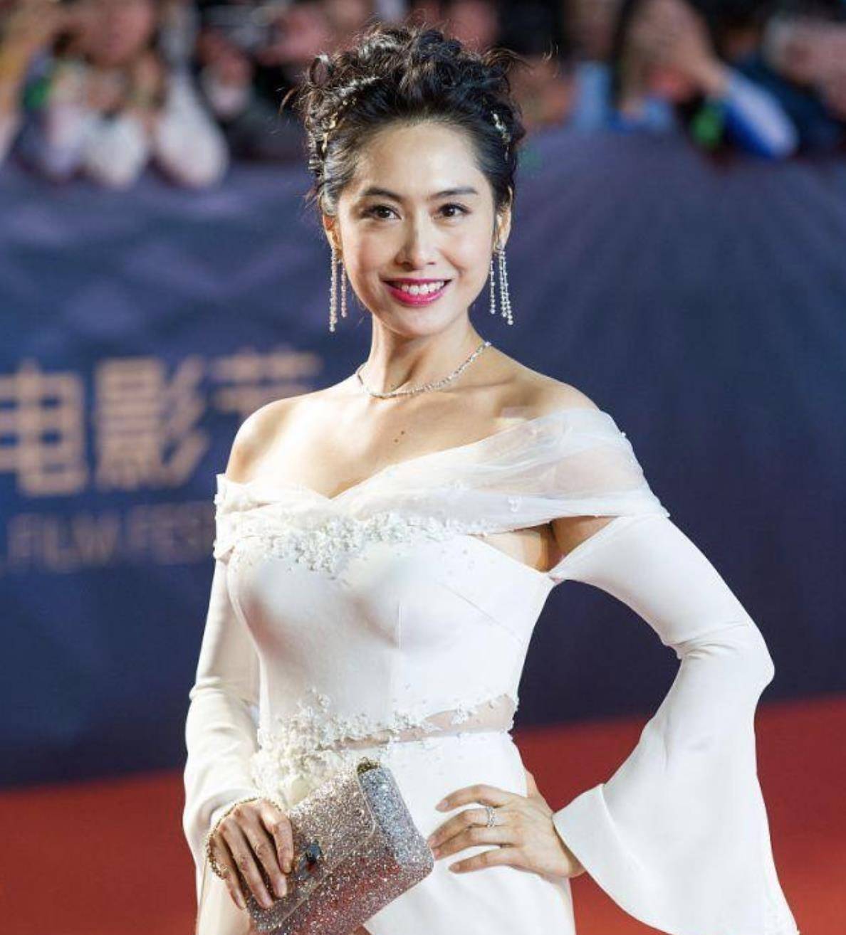 朱茵衣服太厚,"奶裙"秀太有趣,小姑娘看完嫉妒_牛奶_自然_时尚