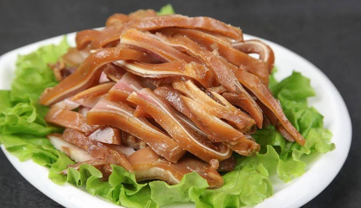 第三步:红枣煮熟后遇冷容易瘪,用保鲜膜包起来起让红枣