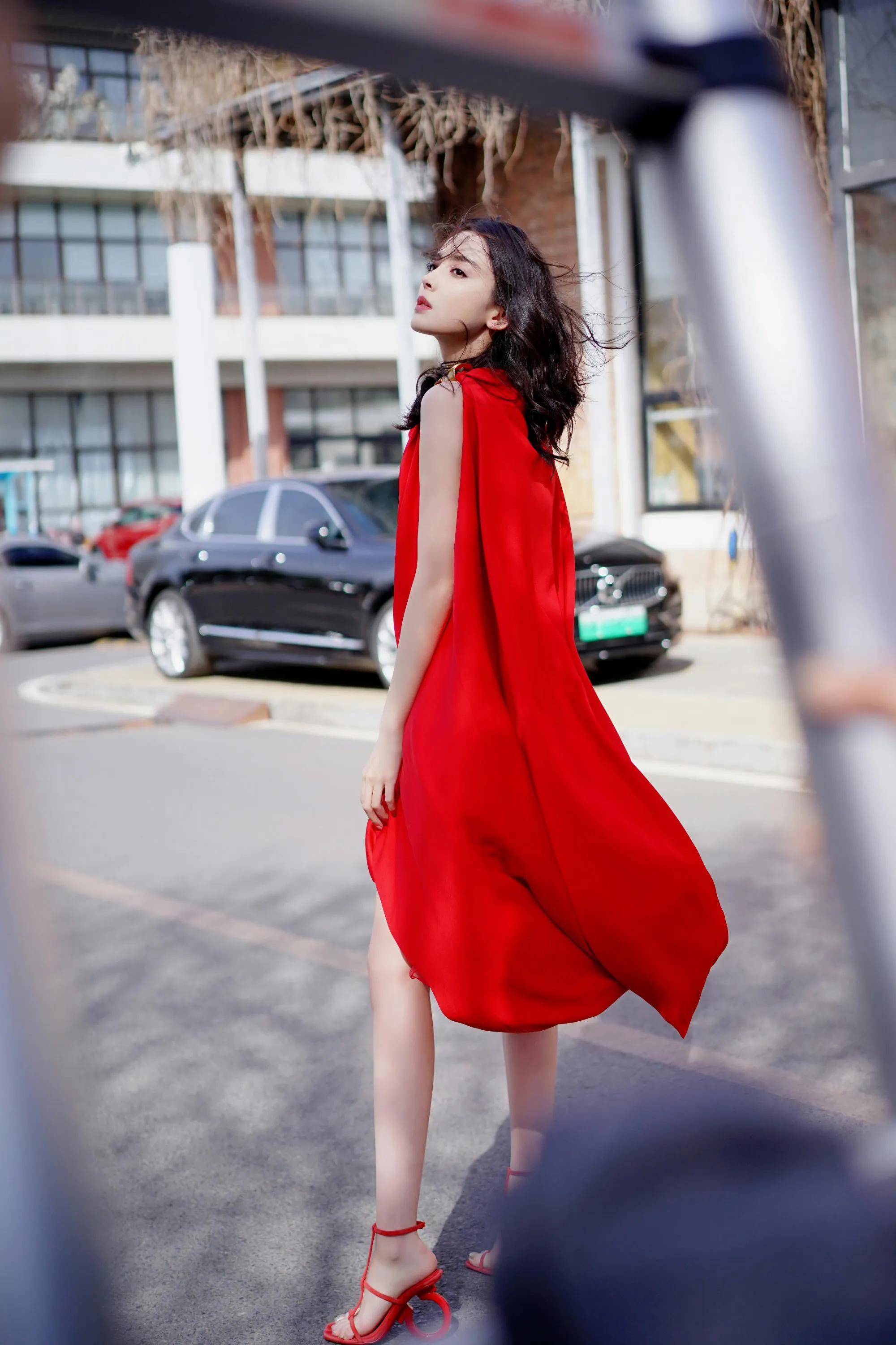 古力娜扎时尚男装四月封面超时尚红裙秀美腿,闪耀时尚,时尚迷人_白色