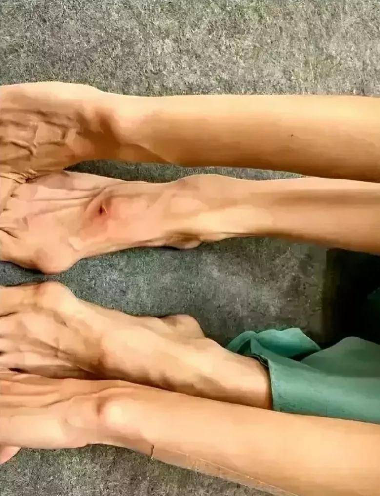 上面这位美丽的姑娘名叫朱洁静.她是本地著名女演员,上