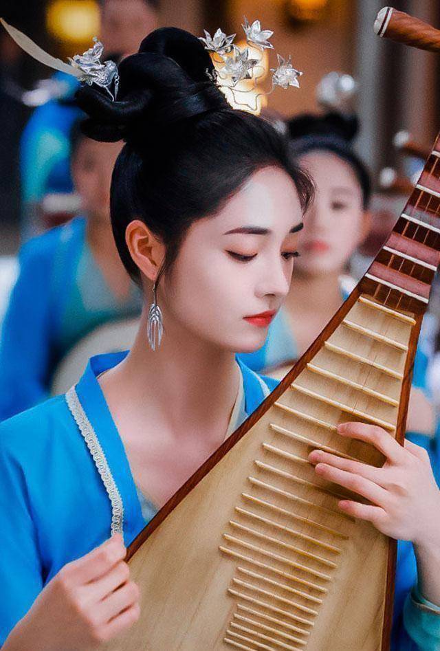 蒋勤勤在一身红裳抱着琵琶,眼神好似有淡淡的清愁.