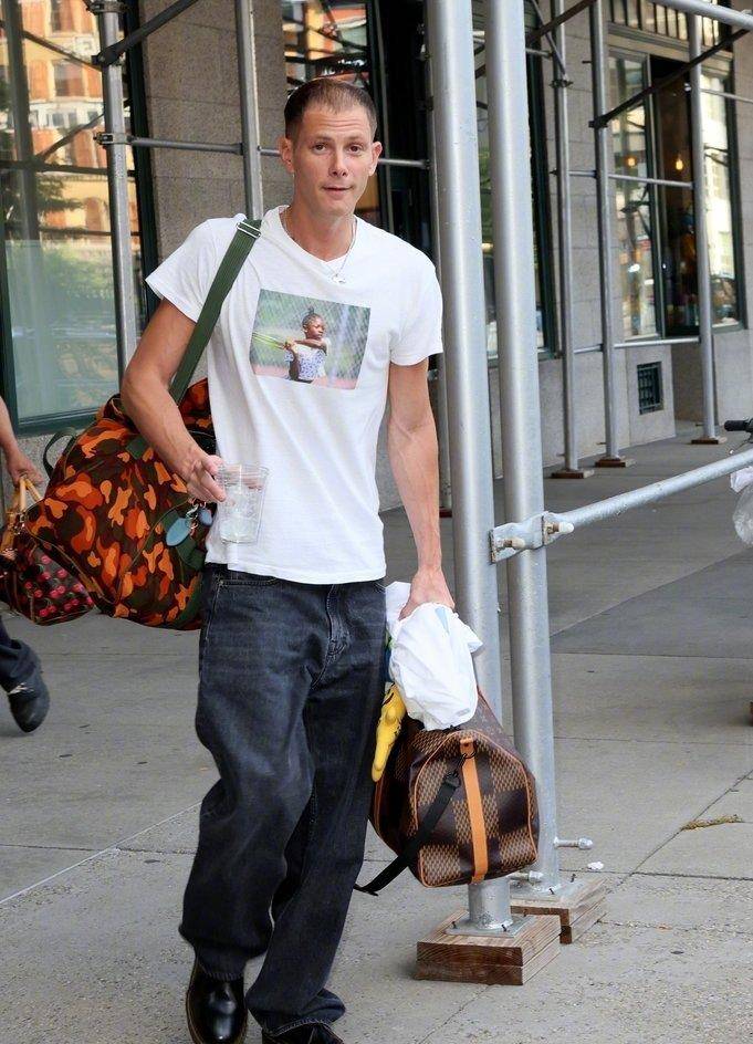 贝拉·哈迪德和男友高调时尚走上街头,低腰裙大胆露腰_姐姐_白色_气质