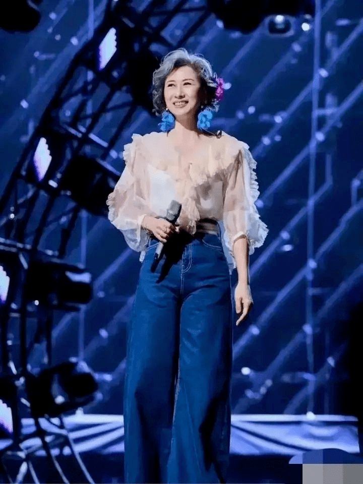 都是白发苍苍，林子祥十足老爷爷，叶倩文容貌和状态比实际年龄小(叶倩文林子祥唱的歌)