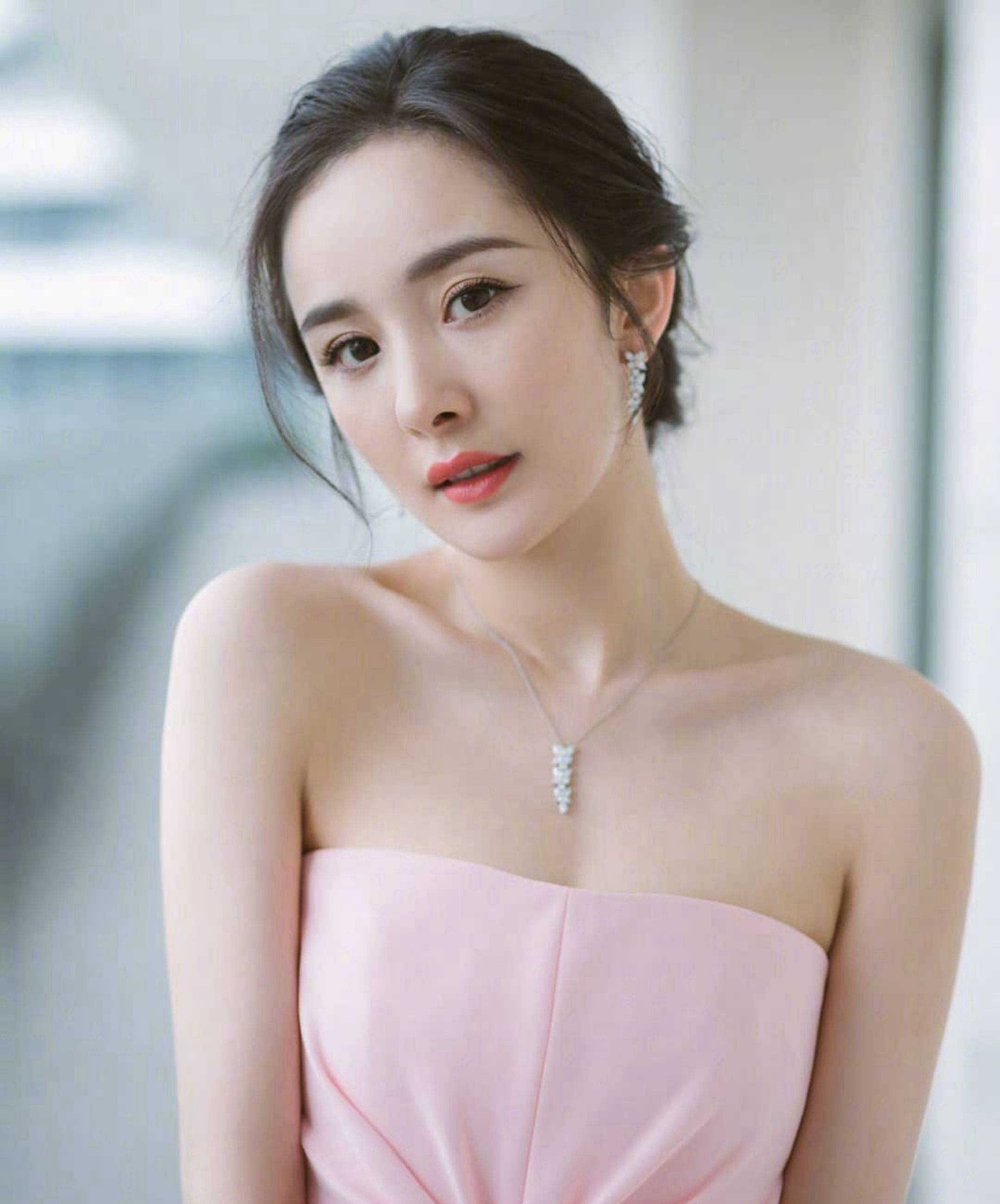 杨幂粉色抹胸裙性感写真_身材_网友_真会