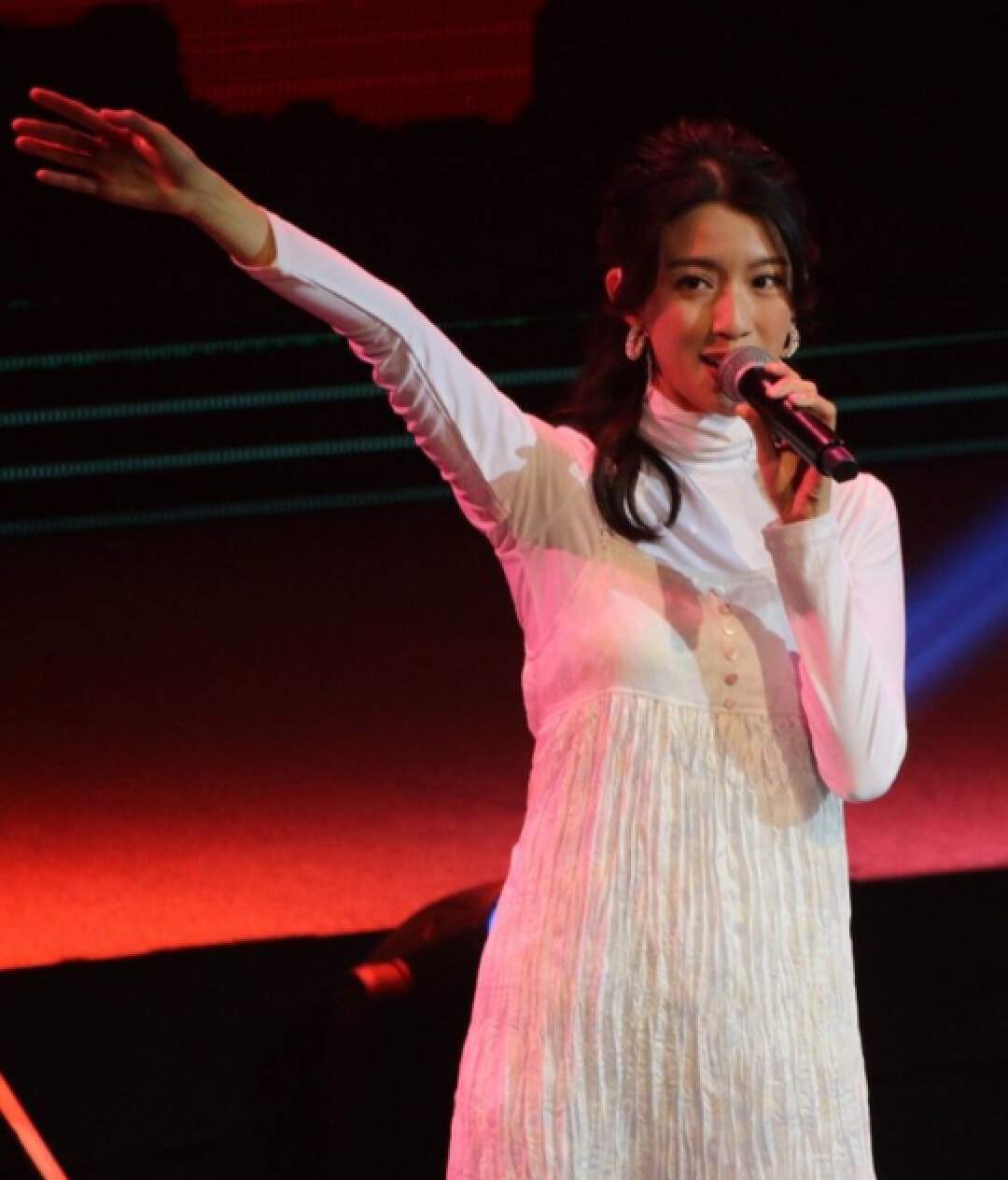 今天她在加拿大登台演出,惊艳表现获赞_蔡思贝_王浩信_消息