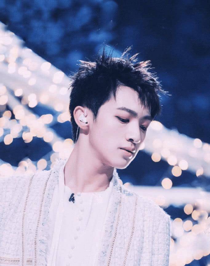 与此同时,吴季峰却承受着外界带来的流言蜚语,"低配何洛洛"和只顾表现