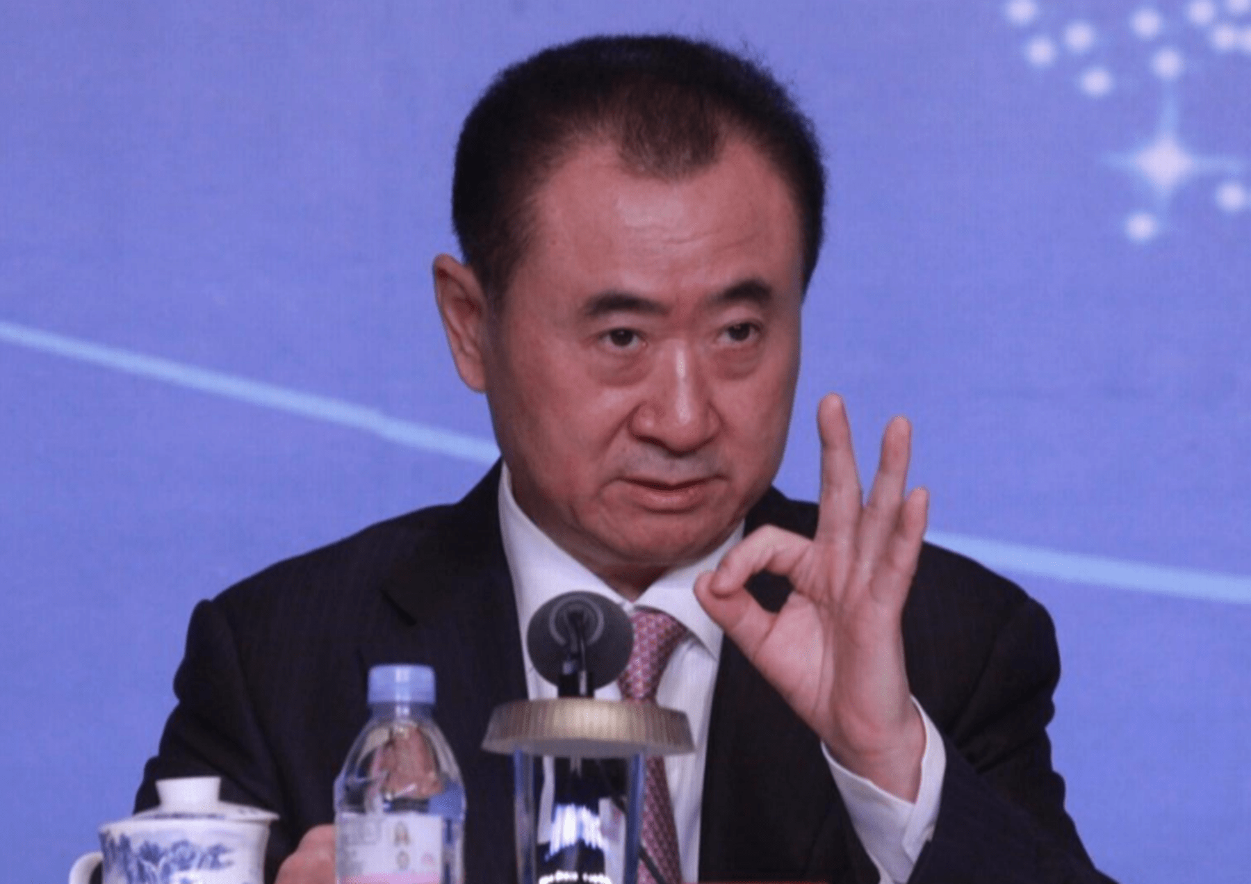 王思聪借别人奢侈品炫富被揭穿,与人同行示好还满脸谄媚_网友_王健林