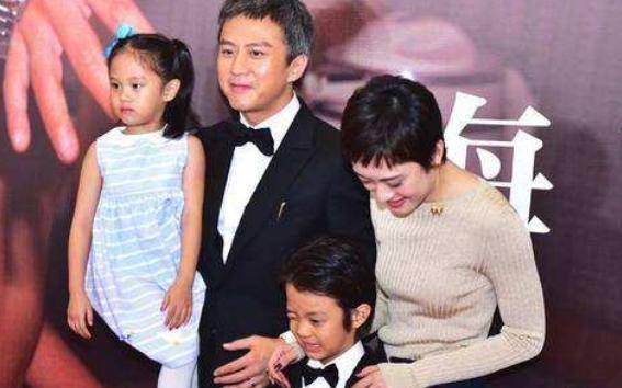 邓超被女星压大腿好亲密,龇牙咧嘴配合默契,女方穿着清凉无顾忌_王西