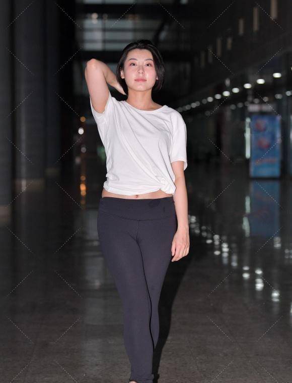 短袖衫配黑色健美裤,穿出黑与白的经典美,修身好看又显运动魅力_美感
