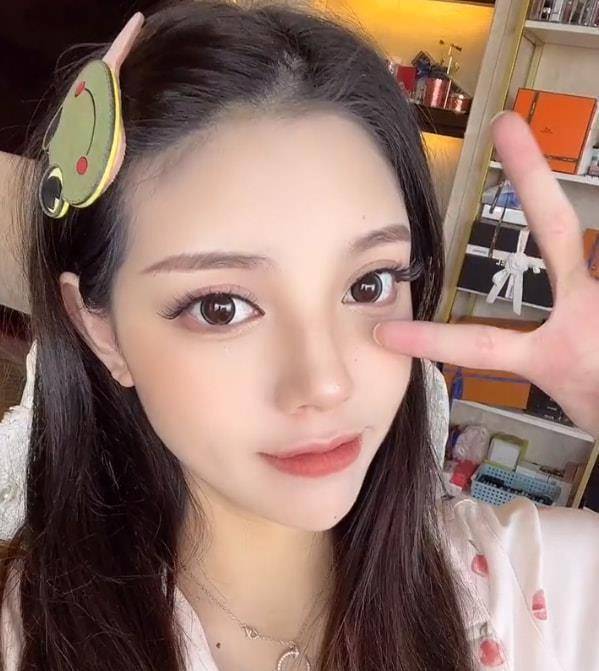 大部分都是素颜,毕竟现在都要戴口罩,化妆也属实没必要,可兜儿却化了