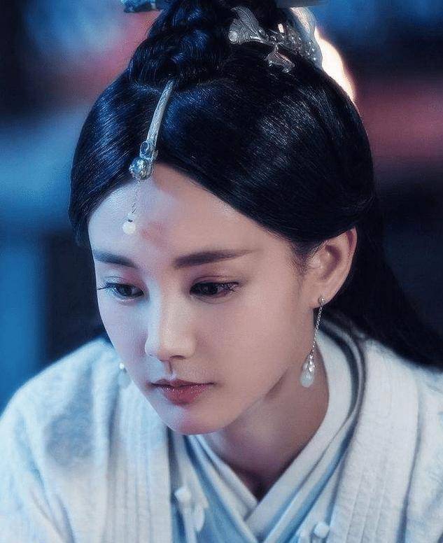 都是李一桐,为什么《鹤唳华亭》里的她比《剑王朝》里的她要漂亮_感觉