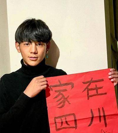 丁真一夜爆红,草根旅游大使爱上了学习_胡波_理塘_关系