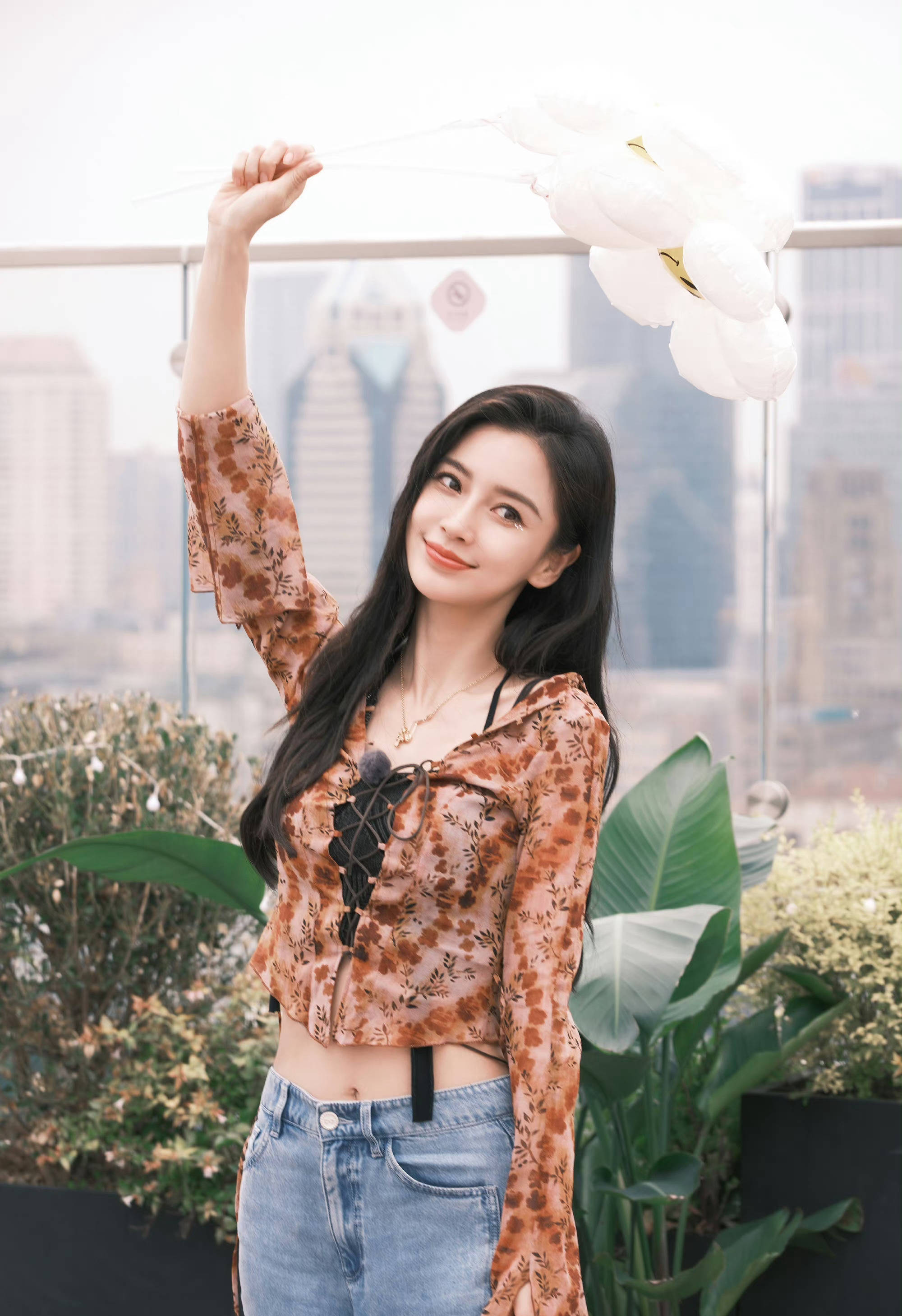 Angelababy举太阳花晒六一随拍 笑容甜美感染力强搜狐大视野搜狐新闻
