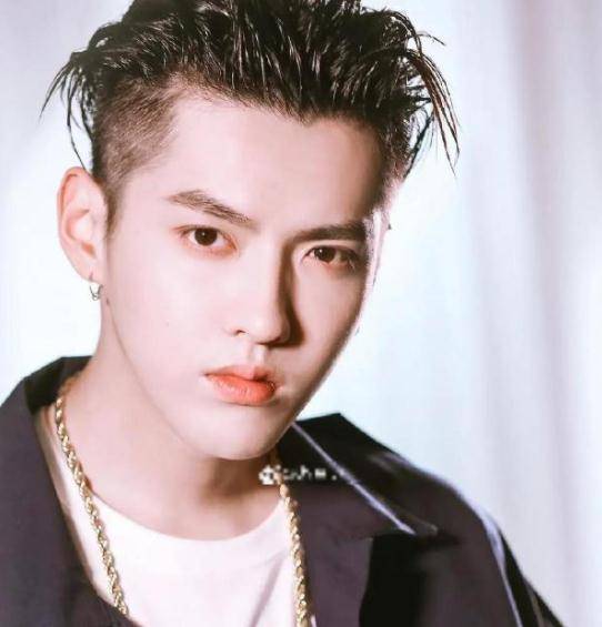 鹿晗笑了,30岁还单身的你感觉到孤独了吗,求老天赐我个对象把_吴亦凡