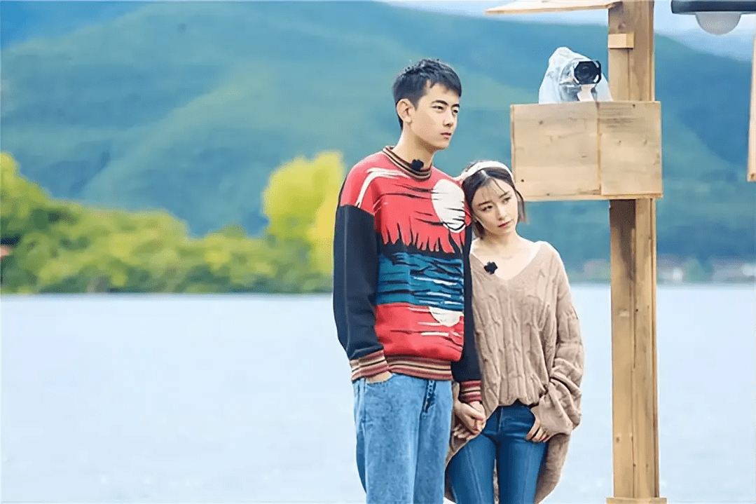 阚清子被求婚现场照曝光,男友疑是天浩盛世老板,穿搭备受争议_纪凌尘