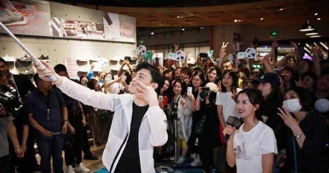 邓伦出席活动,小山竹现身,默默站在后排喊着"邓爸爸"场面感人_陈赫