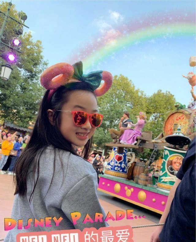 迪士尼偶遇吴尊一家,max被米妮偷亲,neinei戴蝴蝶结发箍很可爱_neinei