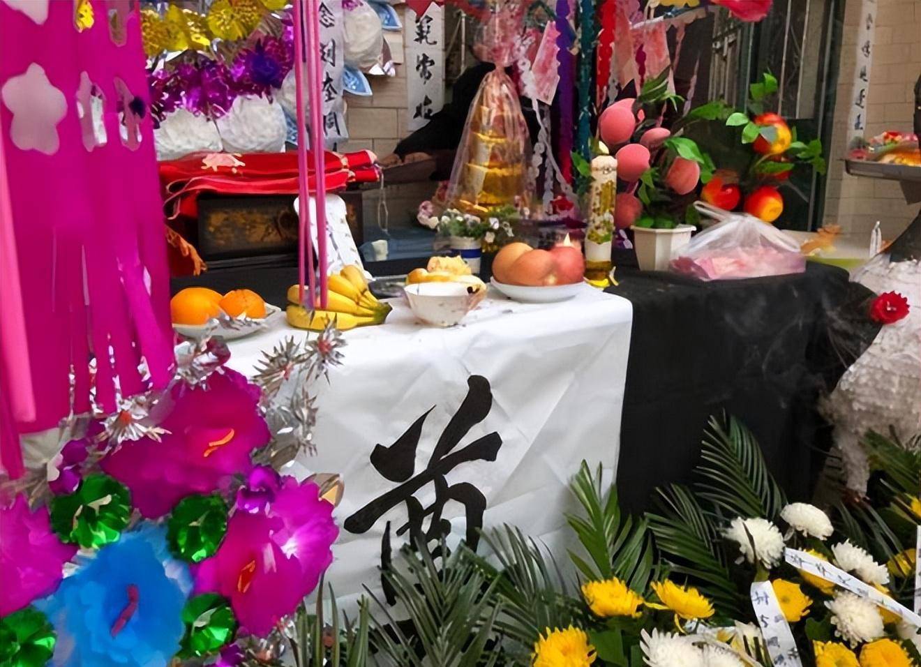 独自操办后事,穿寿衣,拍遗像,在棺材前喝下农药咽气_外甥_村里人_老人