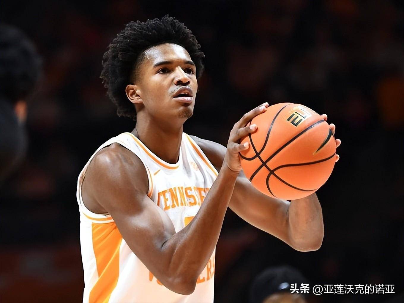 ncaa田纳西新人前锋朱利安-菲利普斯宣布留在2023年nba选秀中_julian