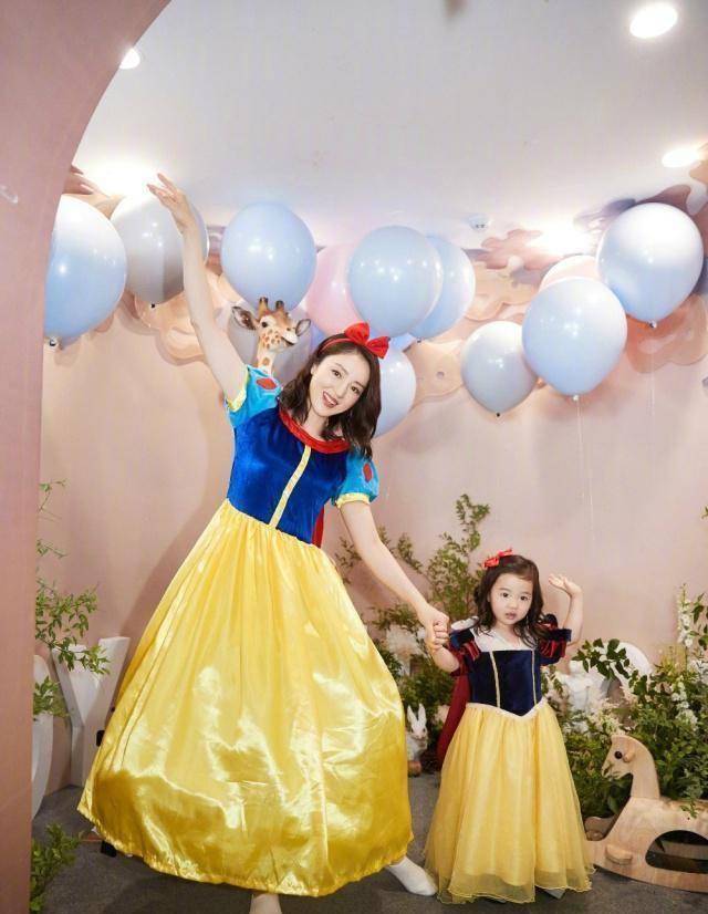 董璇女儿生日派对不比杨幂女儿差,李小璐甜馨及沙溢胡可现身祝福