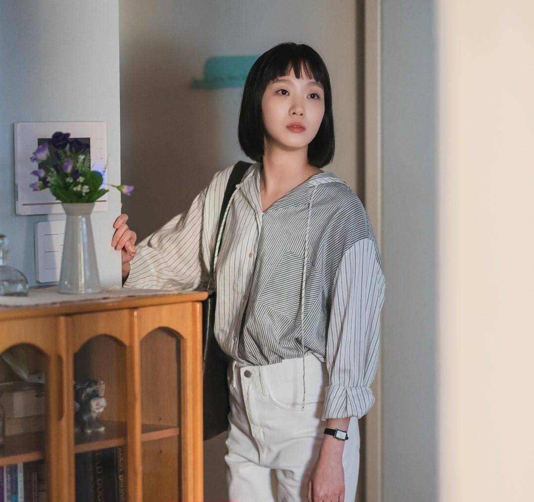 金高银现身巴黎高定时装周,身着非常可爱的chanel粉色连体裤_刘海