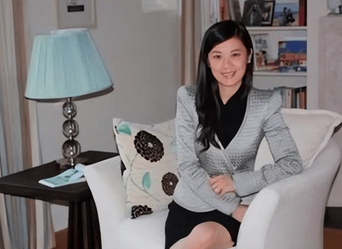 53岁前央视主持人晒混血儿子,与英藉前夫同框疑似复婚,本人回应