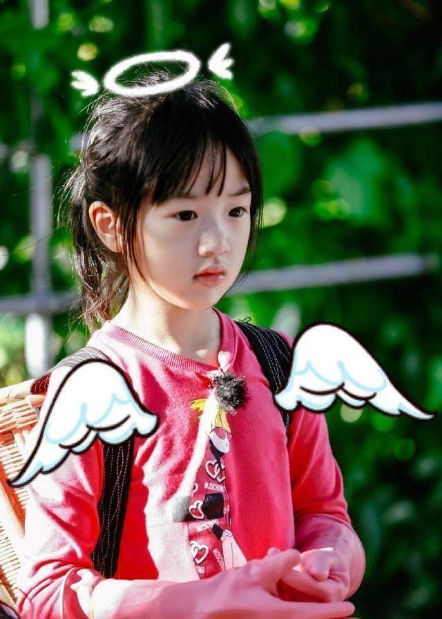 而《爸爸5》的甜心大姐姐,毫无疑问是吴尊女儿neinei吴欣怡了.