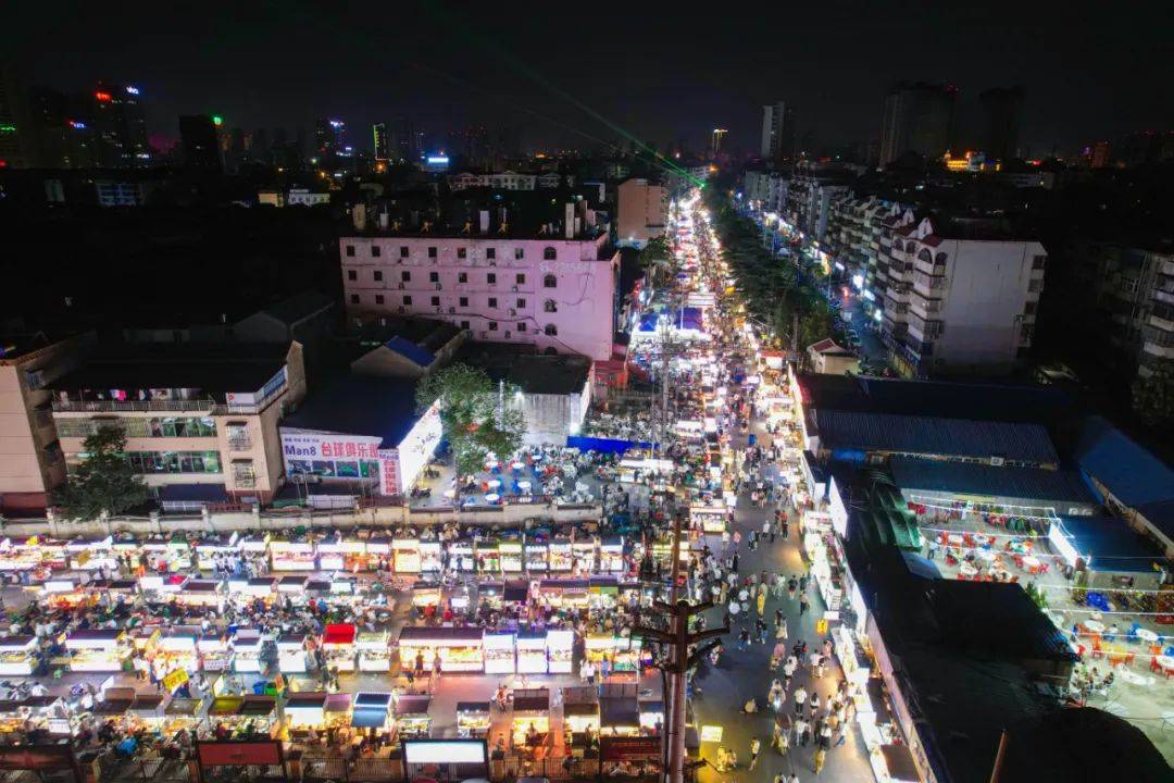 无人机航拍下的阜阳二里井夜市▲万达商圈▲清河宋街▲双清湾水街