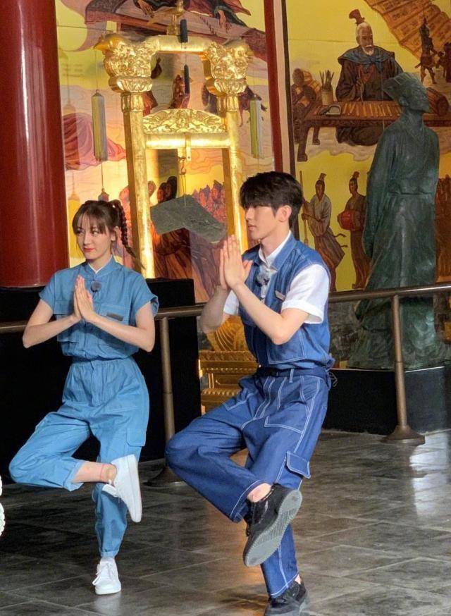 迪丽热巴蔡徐坤两人双手合十,单脚蹲马步妥妥的,没有任何的困难,果然
