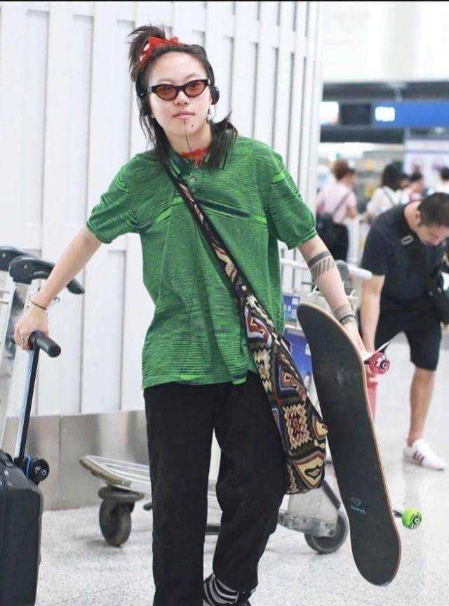 窦靖童头发终于长长了,扎仨小辫少女感十足,王菲的基因真好!