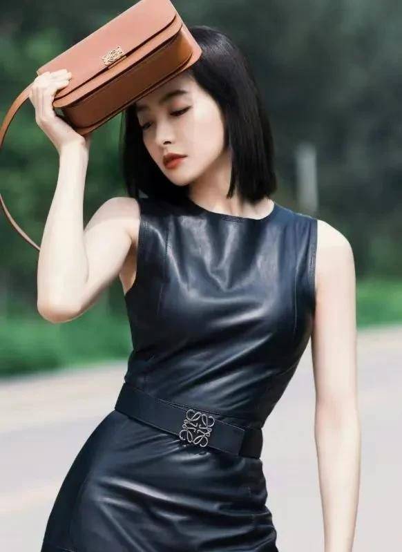 明星也爱穿皮裙,高级感十足,好迷人_女生_款式_时尚