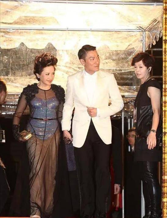 刘德华75岁干妈罕见亮相,穿薄纱长裙越老越敢打扮,迷人笑容治愈