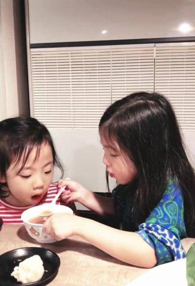 嗯哼jasper小泡芙聚会,我们永远是一家人_陈小春_爸爸_儿子
