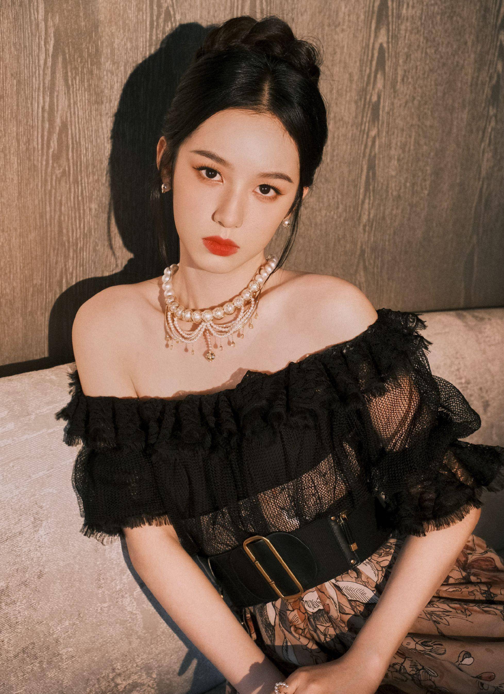 她穿着晚礼服走红地毯,气质如高傲的黑天鹅般妩媚_女明星_带着_其他