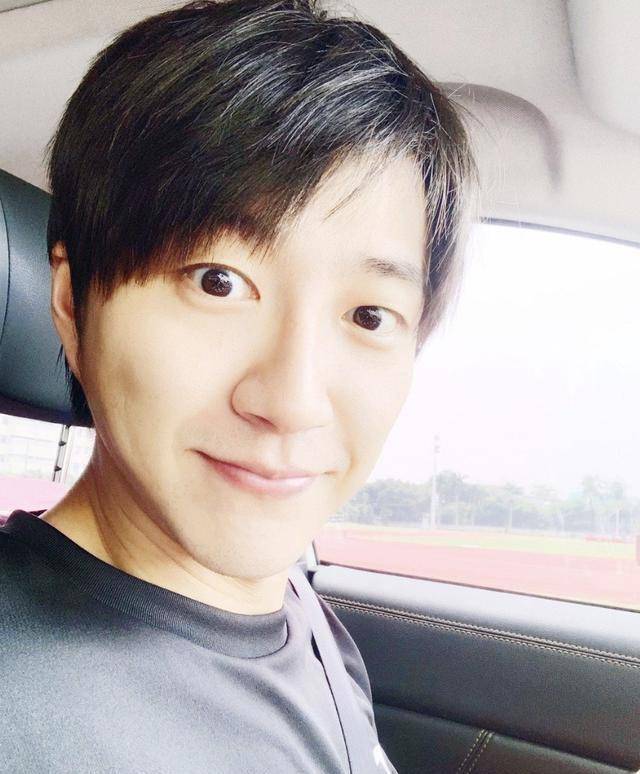 江宏杰的自拍技术很一般,本身的颜值应该比这样再高一点儿,但也没有看