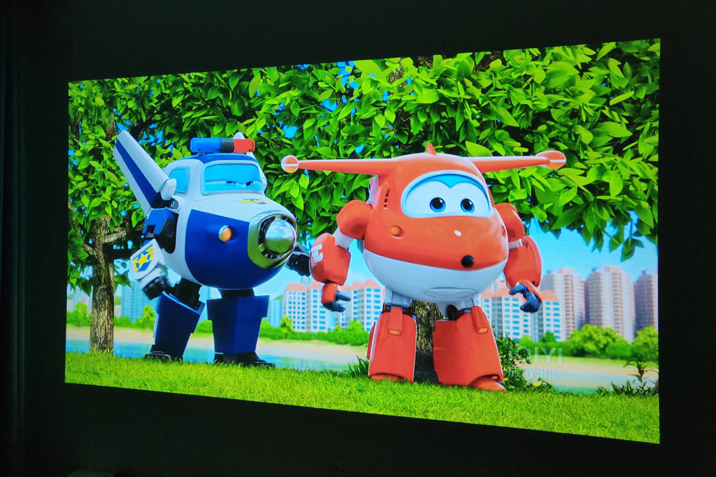 双倍亮度+JBL原装音响,表现到底如何?极米子品牌快乐星球O3投影深度评测