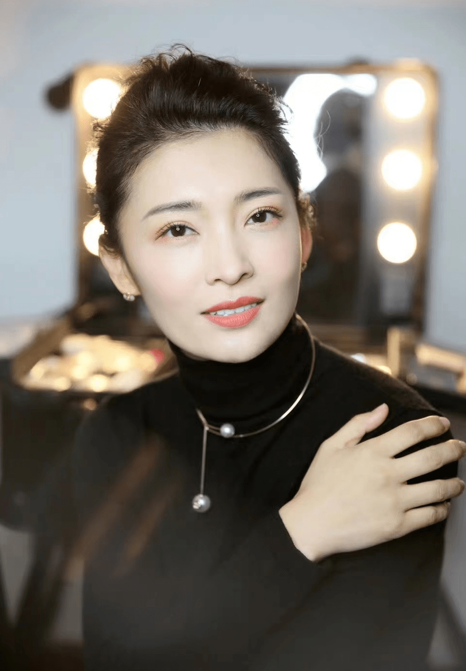 安徽主持人马滢现身主持婚礼,出场费被曝5万,已婚总统老公显胖_生活