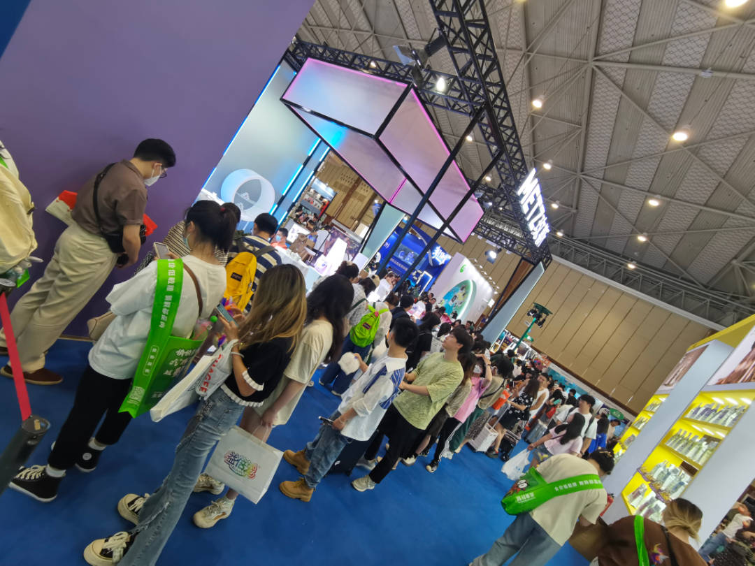 成都宠博会丨微笑柴犬竟成了新同事?_os_宠物_展台