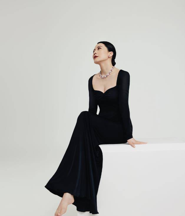 54岁俞飞鸿穿低胸裙秀事业线!