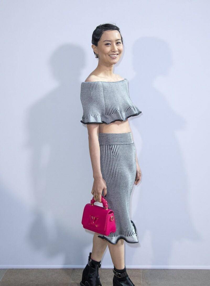 陈法拉近况身材恢复挺不错,露肩针织套装优雅简约,看脸不像40岁_款式