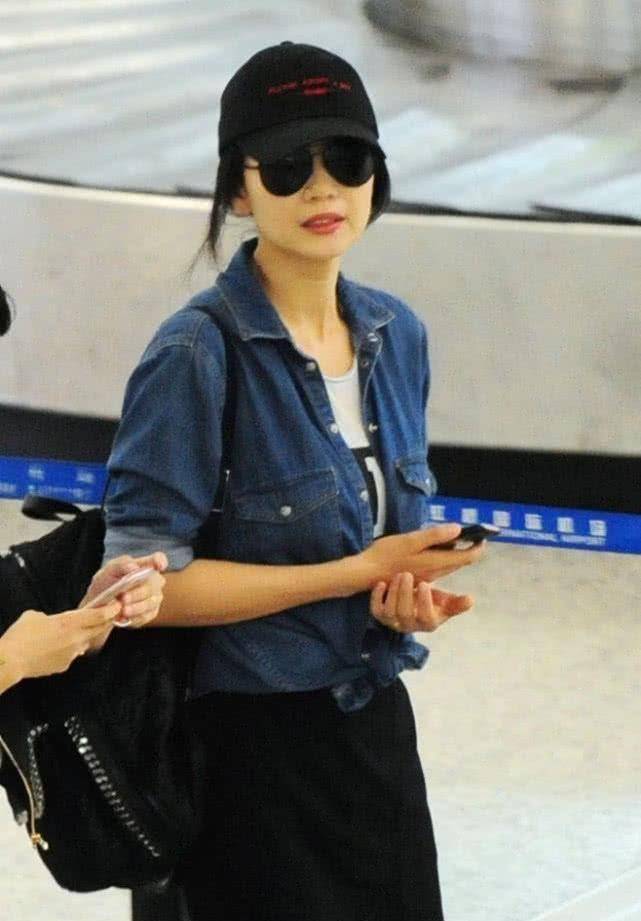 看高圆圆戴上黑色的鸭舌帽,与此同时,高圆圆还戴上那墨镜,显得高圆圆