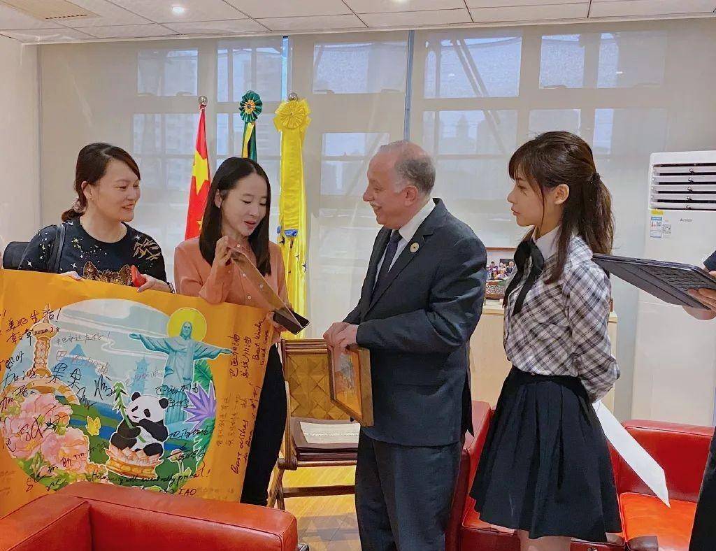 体验民工生活被嘲:累就对了,舒服是留给有钱人的_视频_大小姐_曹译文