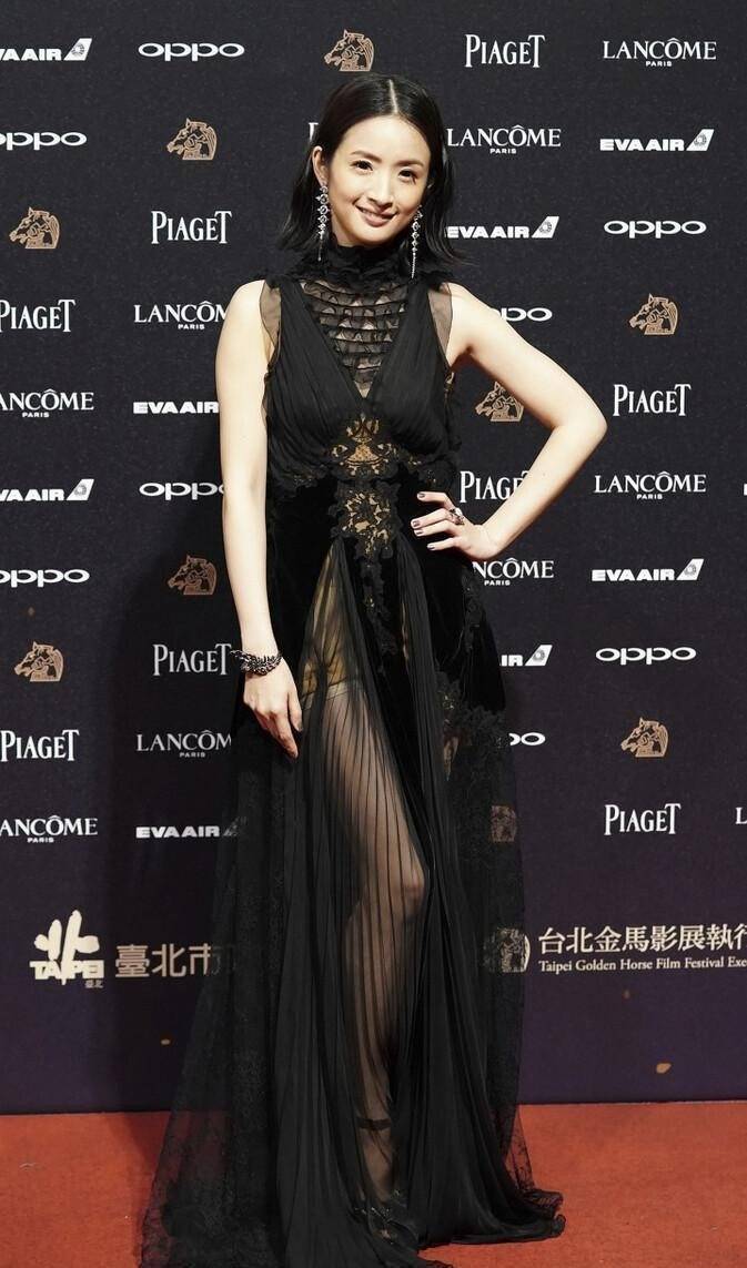 林依晨瘦了不少,穿红色风衣裙看出身材多高挑,脸上婴儿肥都没了_造型