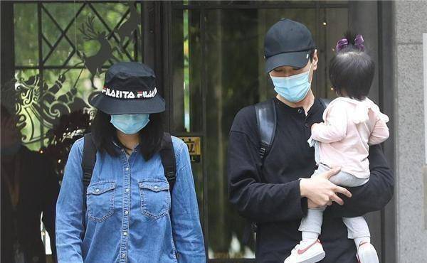 出生一年后,体重猛增,小腹的腿大象异常明显_赵又廷_黑色_照片