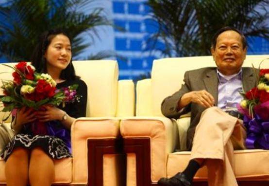 28岁翁帆嫁给82岁杨振宁，究竟图他什么？多年后翁帆说出了真相-翁帆嫁给杨振宁真实原因