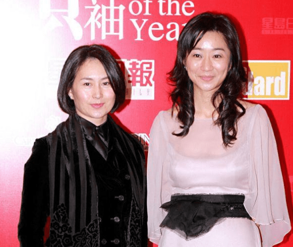 被问到何超莲结婚的事,何超琼直言跟嫁女儿一样,何超欣却说不知