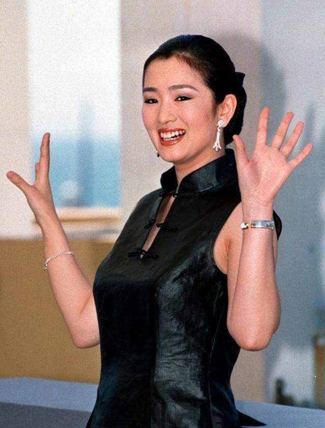 1999年,52届戛纳电影节,巩俐亮相《荆轲刺秦王》发布会2002年,巩俐