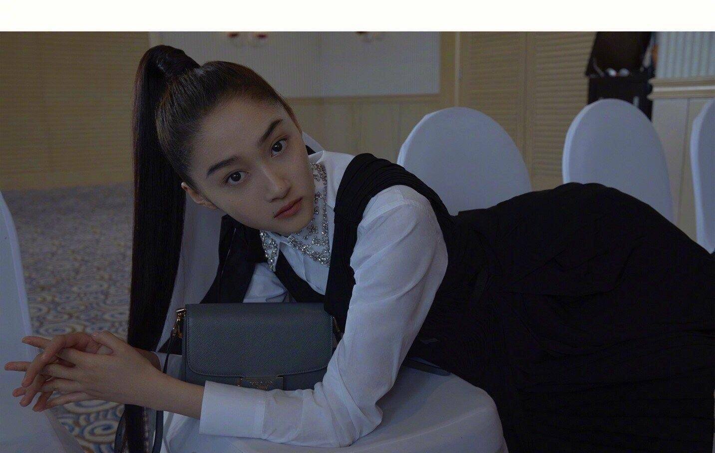 关晓彤马尾造型显高级,撞脸周迅,却不敌39岁的高圆圆显年轻_戚薇_杨幂