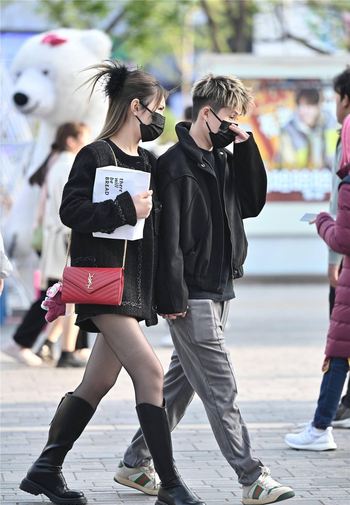 黑丝袜配靴子,你会选择皮靴的款式吗?适合春天出门