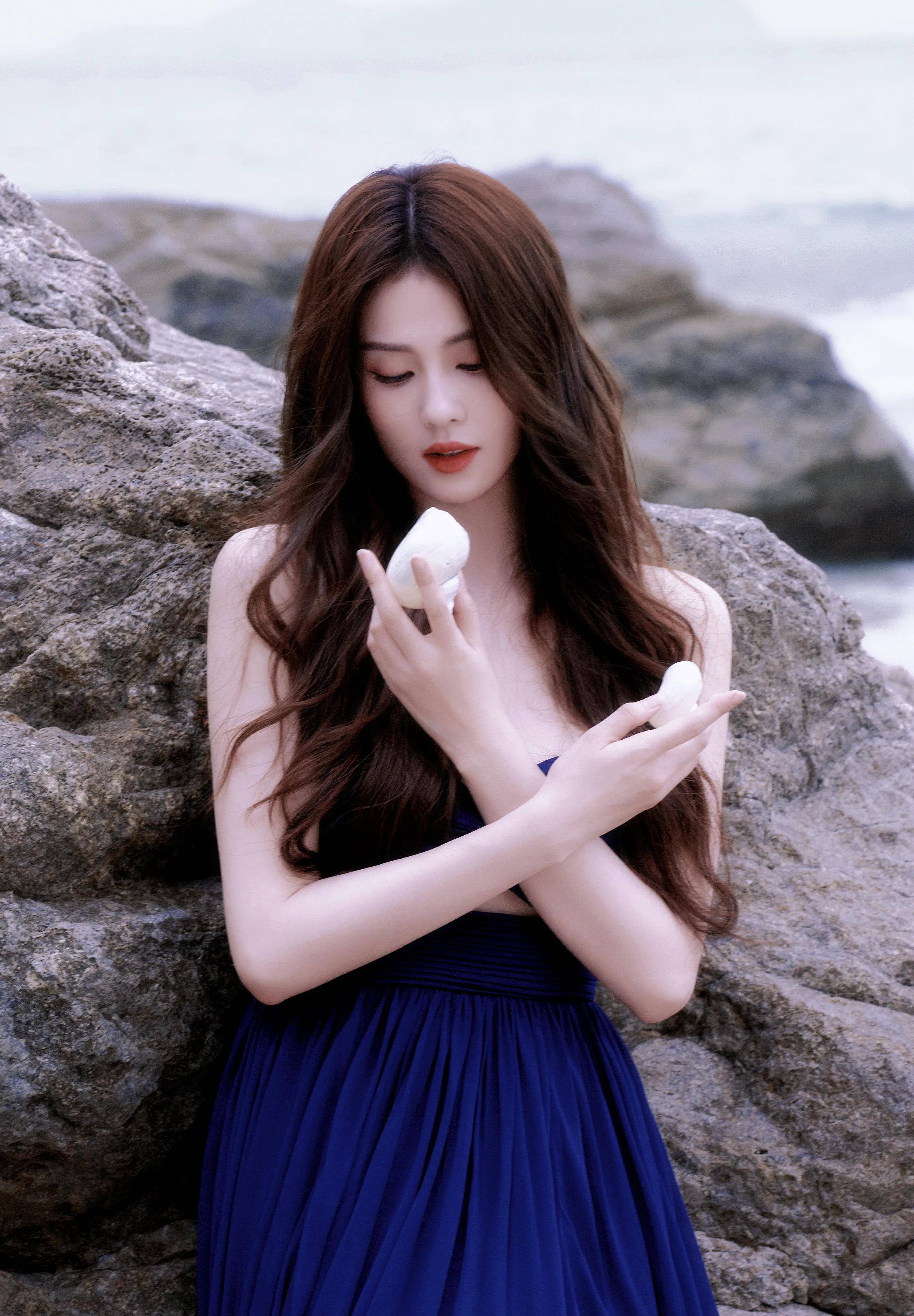 白鹿穿蓝色抹身材长裙好美好辣,海边拍照优雅又靓丽_白露_大海_人鱼